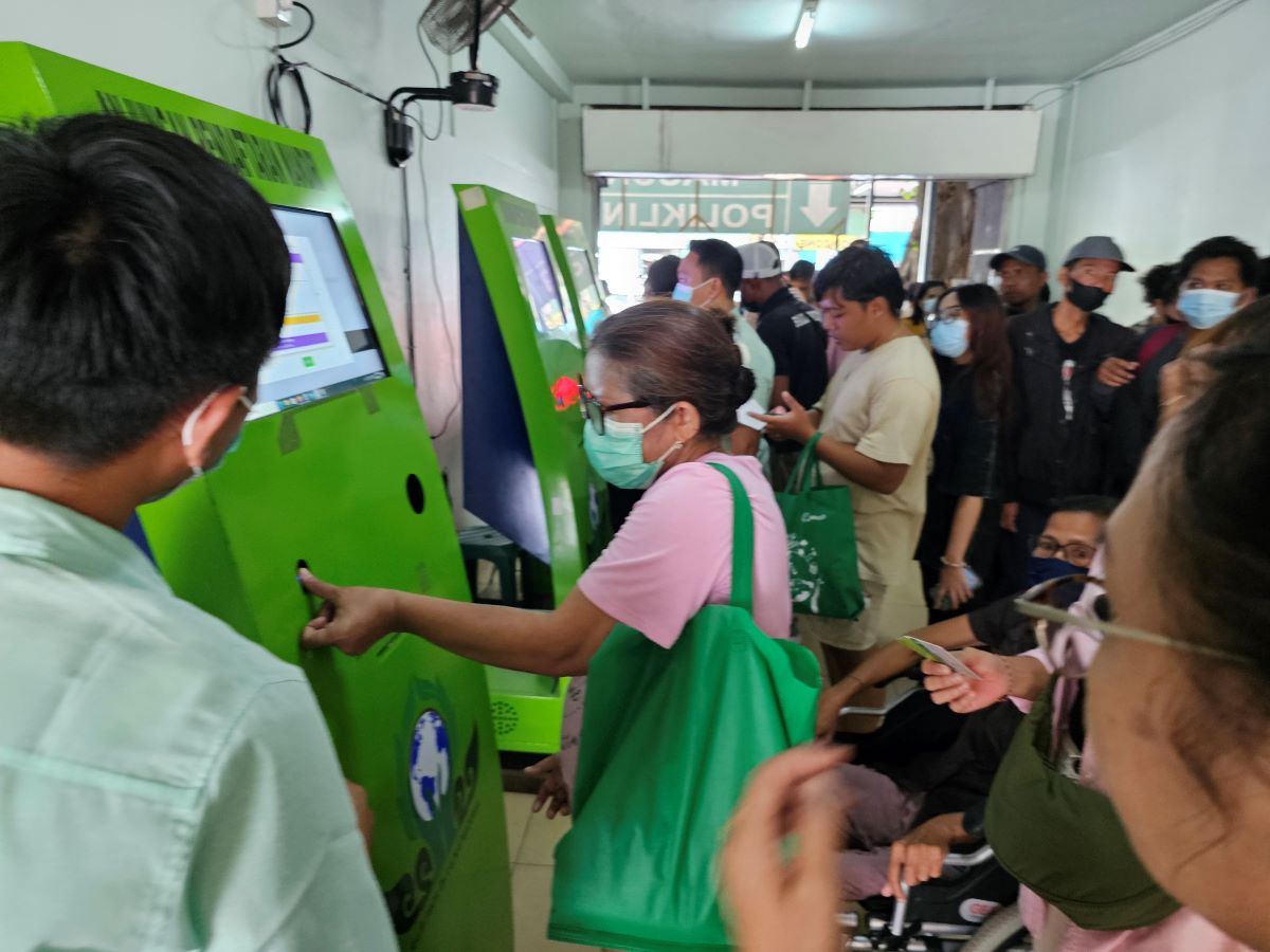 KACAU: Suasana antrean yang memicu krodit pelayanan kesehatan di Anjungan Pendaftaran Mandiri RS Prof Ngoerah viral di media sosial beberapa hari lalu.