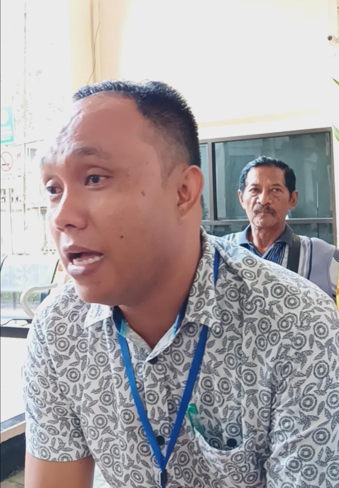 BERJUANG: Salah seorang korban PT DOK I Putu Oka Ardhana. (Dok. Pribadi)