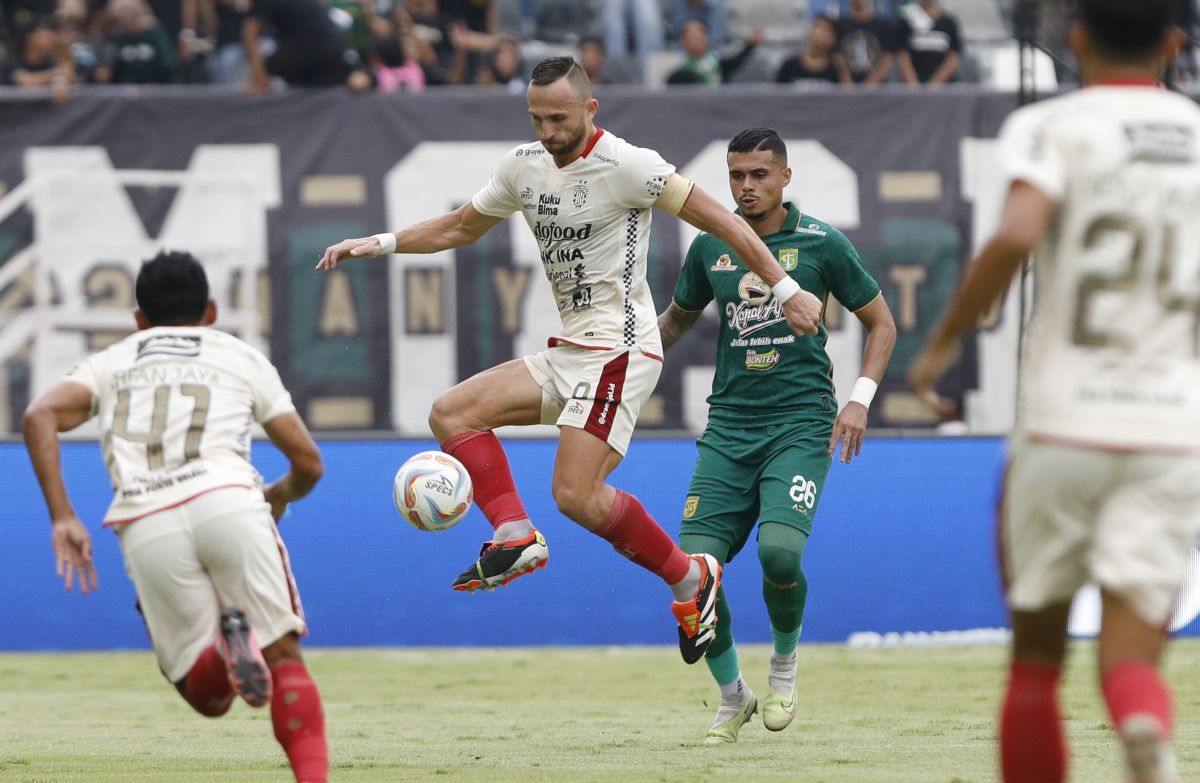 PULANG TENANG: Penyerang Bali United Ilija Spaso Jevic (tengah) saat menangkap bola ketika meladeni tantangan Persebaya Surabaya (24/4/2024)