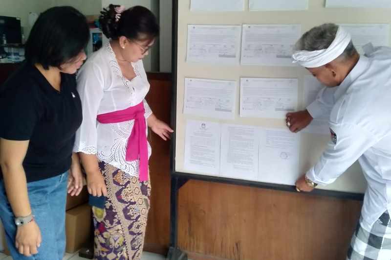 GELAR REKRUTMEN : KPUD Tabanan yang memasang pengumuman rekrutmen panitia Badan Adhoc Pilkada. (juliadi/radar bali)