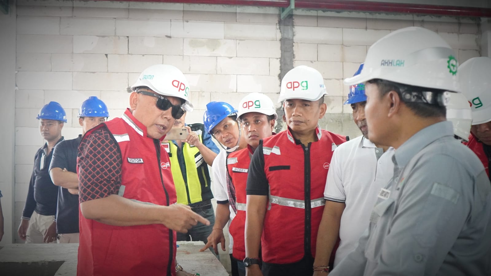 Bupati Jembrana I Nengah Tamba dan I Wakil Bupati Jembrana I Gede Ngurah Patriana Krisna saat meninjau pembangunan Pasar Umum Negara, Jumat (26/4)