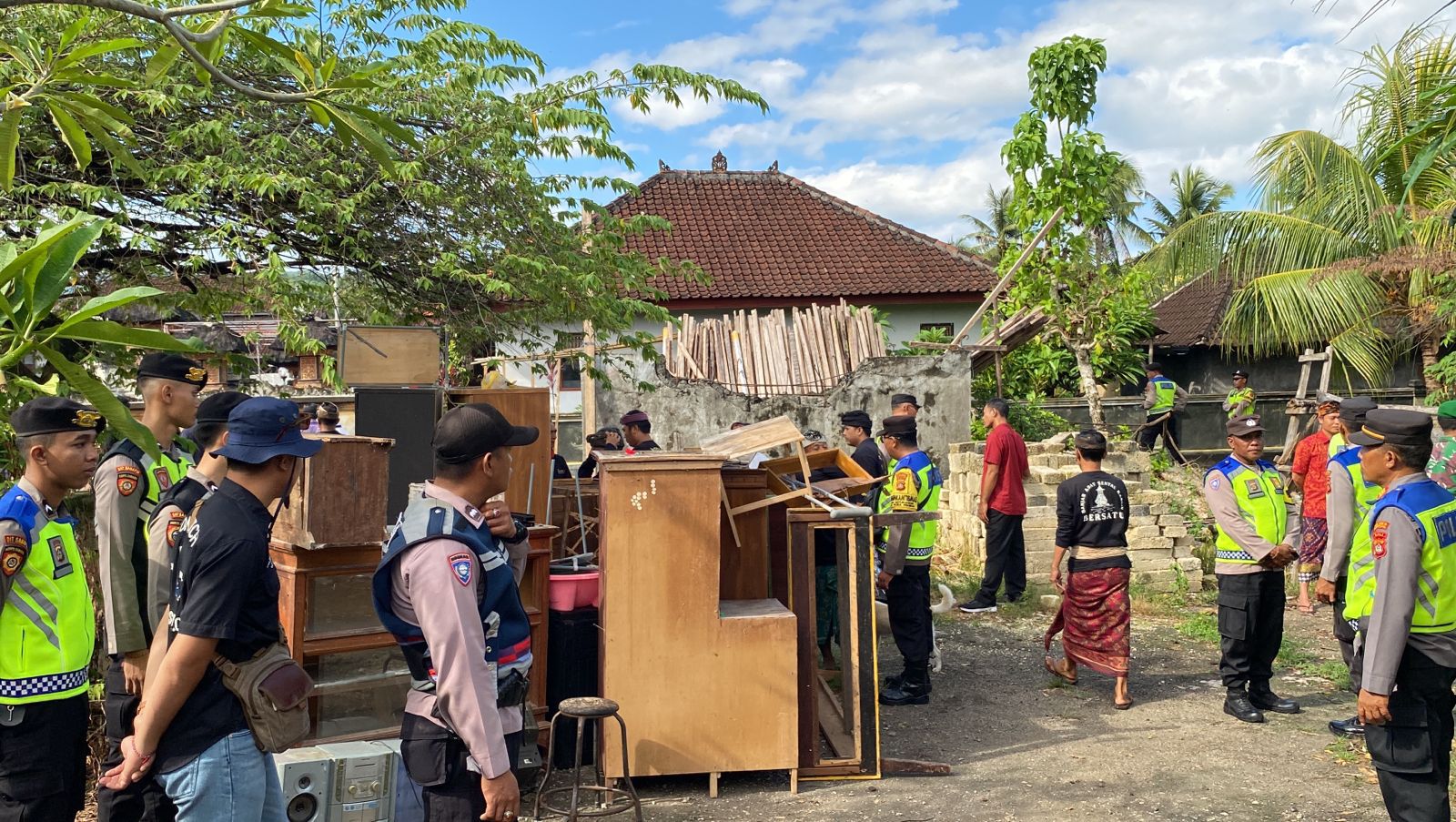 SANSK ADAT: Pemberian sanksi kanorayang tahap ketiga terhadap dua KK Banjar Adat Sental Kangin, Desa Ped, Kecamatan Nusa Penida, Kamis (25/4)