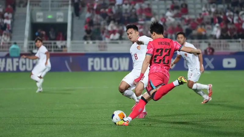 HEBAT: Sejumlah pemain tengah Timnas Indonesia U23 membendung tendangan penyerang Timnas Korsel di laga perempat final Piala Asia 2024 di Stadion Abdullah bin Khalifa, Doha Qatar.