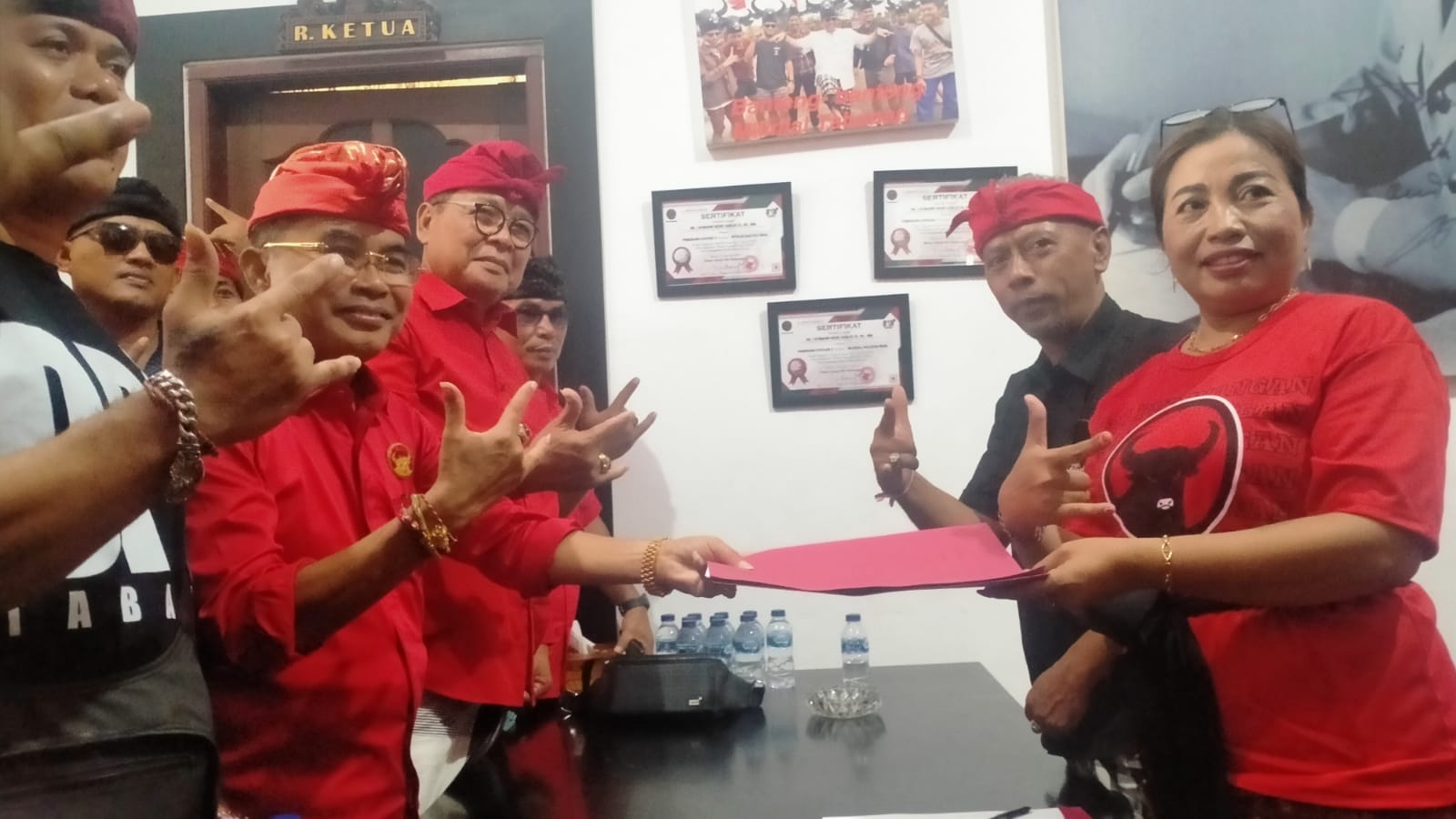 RAMAI:  Kader-kader PDIP Tabanan yang datangi Sekretarian Kantor DPC PDIP Tabanan yang mengambil formulir pendaftaran penjaringan calon kepala daerah.