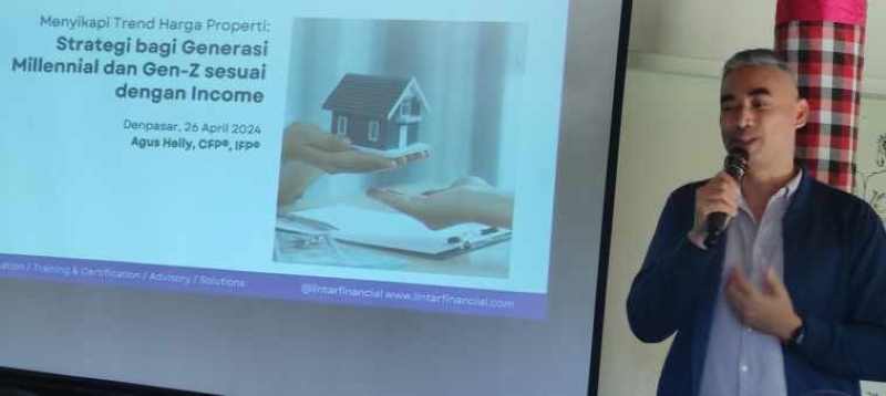 UNGKAP JURUS UNTUK ANAK MUDA:  Financial Planner Agus Helly menjelaskan tata kelola uang dalam investasi property.(Foto Marsellus Pampur)