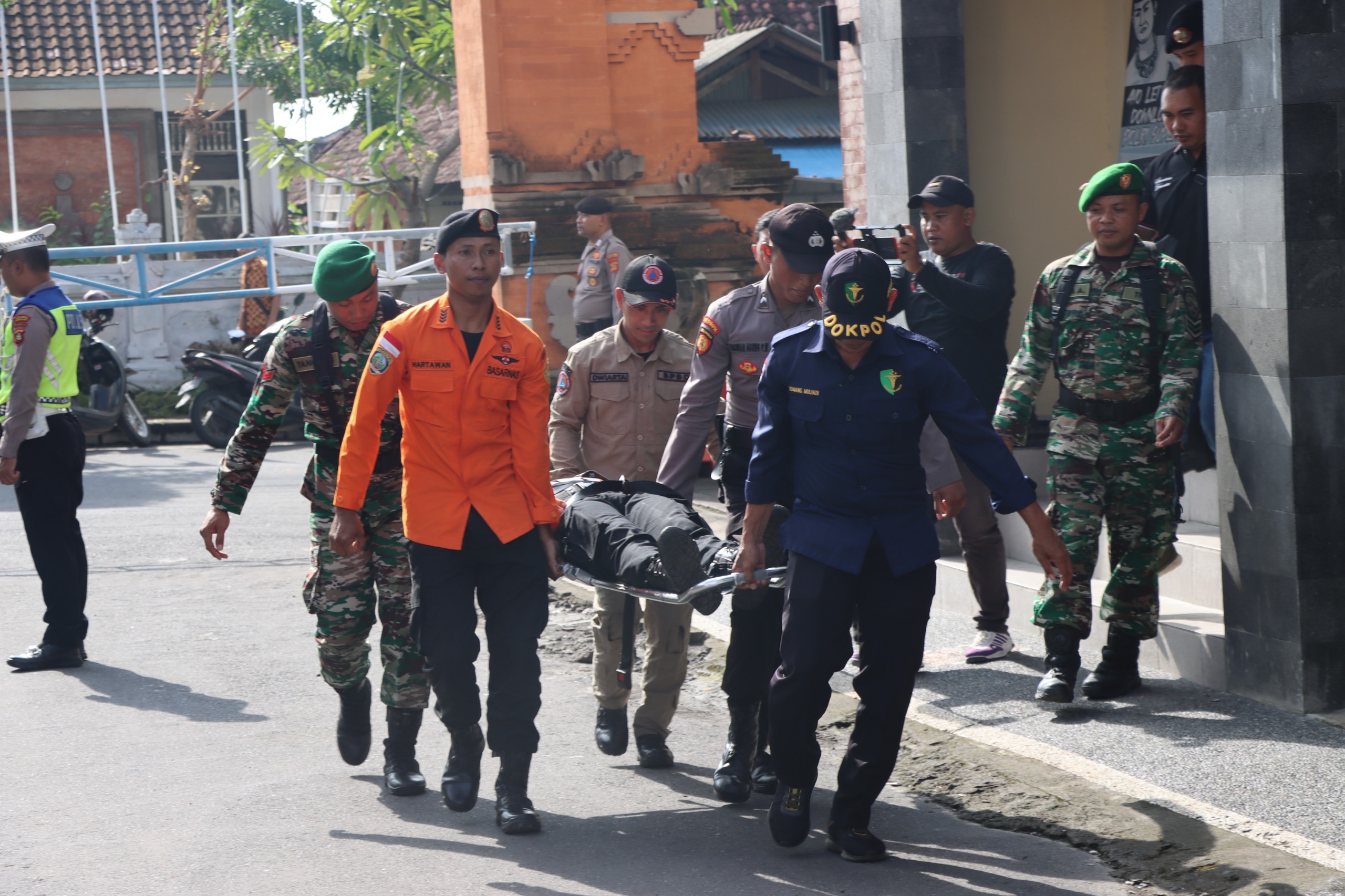 SIMULASI: Aparat gabungan, polisi, SAR, BPBD, TNI dan Satpol PP bersinergi melakukan penyelamatan korban gempa.
