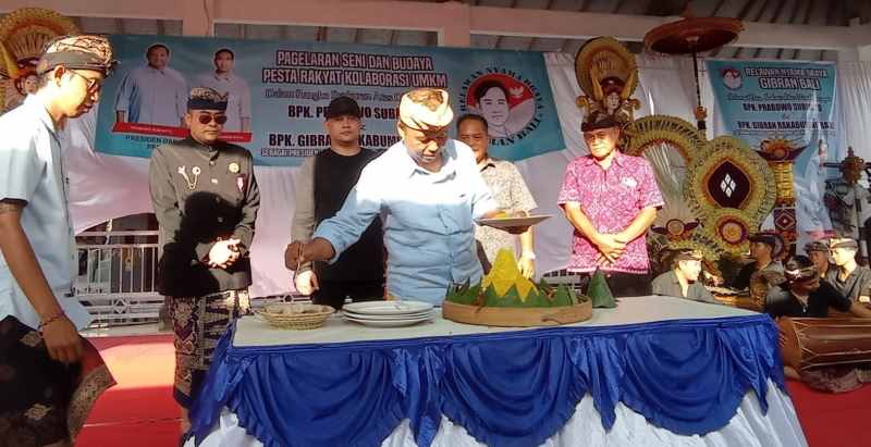 SYUKURAN KEMENANGAN: Syukuran kemenangan Prabowo-Gibran yang digelar Relawan Nyama Braya Gibran Bali. (francelino junior)