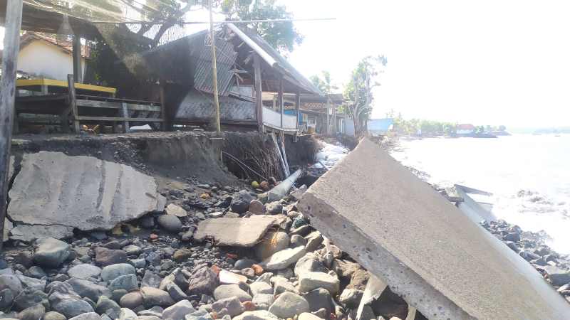DIGEMPUR OMBAK : Kondisi pantai yang terdampak abrasi di Pantai Pebuahan, Desa Banyubiru, bangunan dan tiang listrik roboh karena ombak besar beberapa waktu lalu.(m.basir/radar bali)