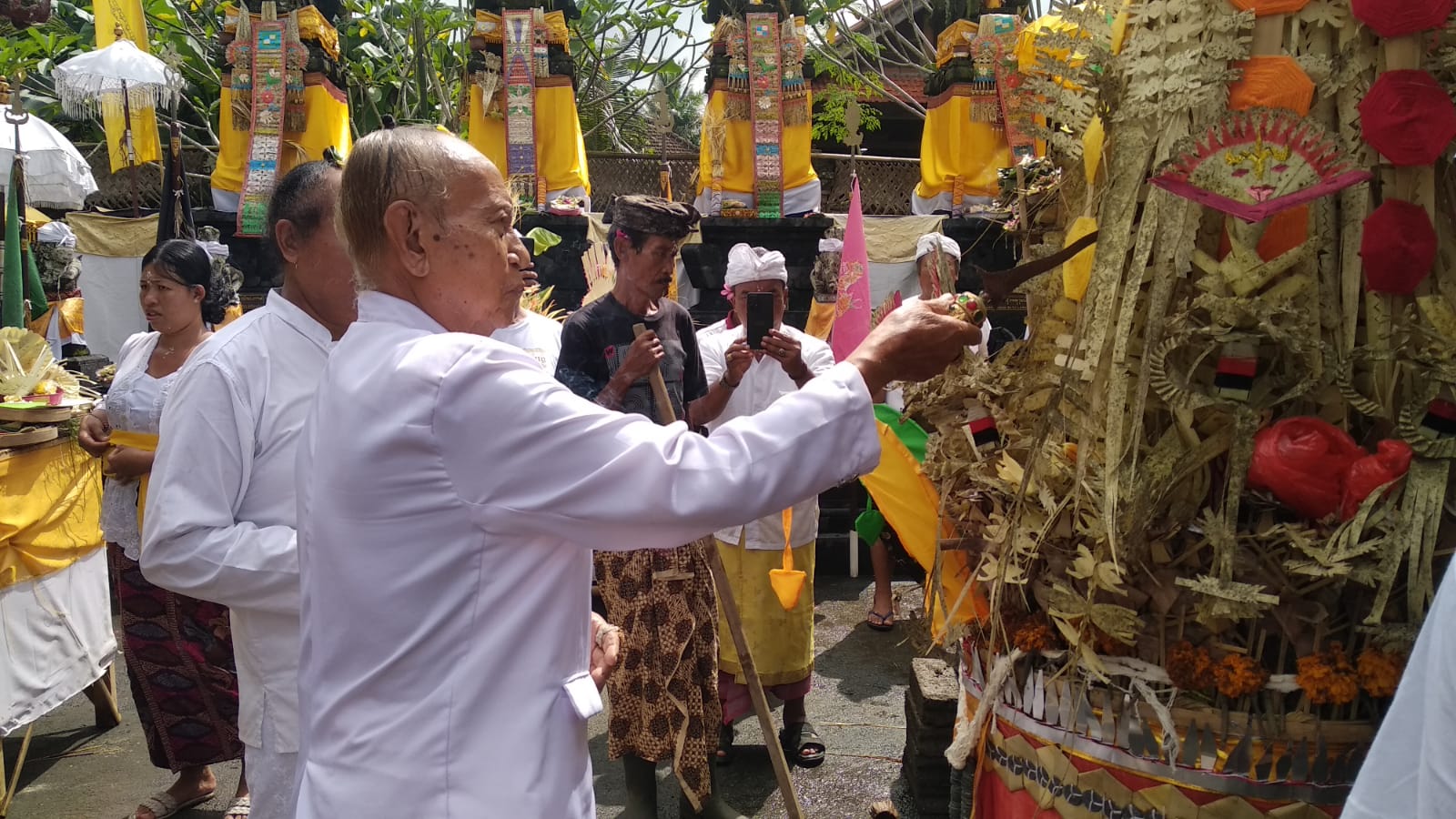 NUWEK BAGIA PULE KERTI: Ida Pedanda menusukkan keris dalam rangkaian nyineb karya Ngenteg Linggih di Merajan Ageng Griya Jumpung.