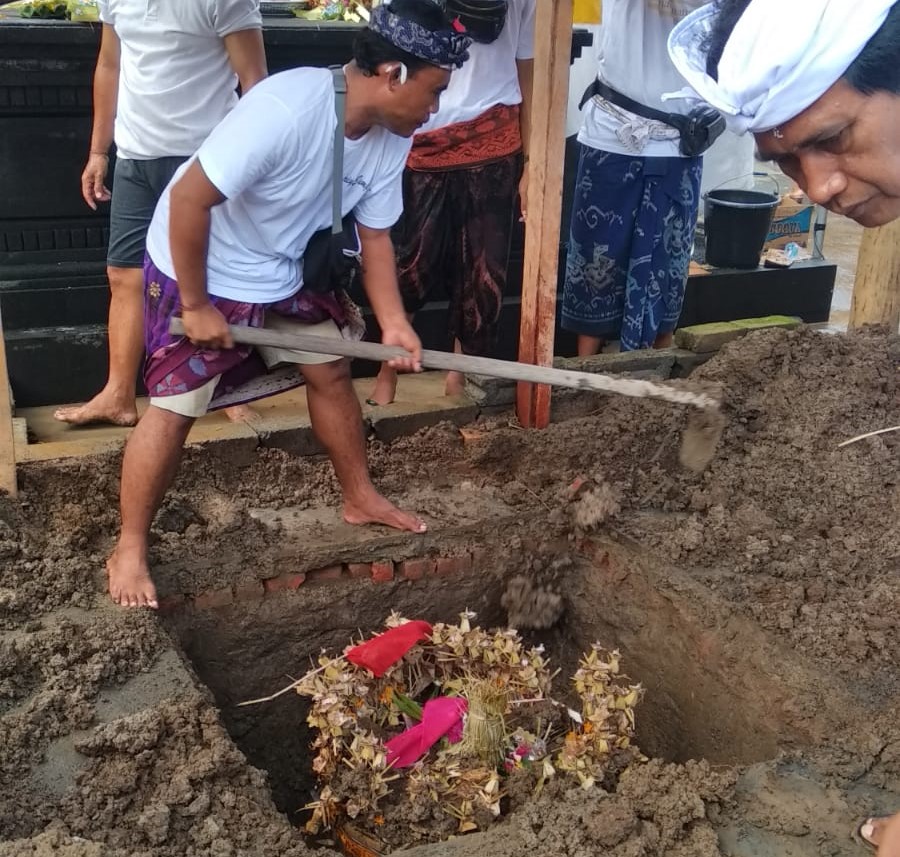 DITANAM: Bagia Pule Kerti yang berisi 108 buah ditanam dengan harapan tumbuh kebahagiaan.