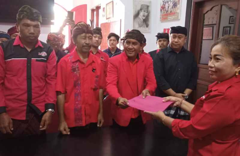 IKUT MENDAFTAR : Suasana pendaftaran sejumlah kader PDIP Tabanan dalam penjaringan calon kepala daerah berebut tiket rekomendasi. (juliadi/radar bali)