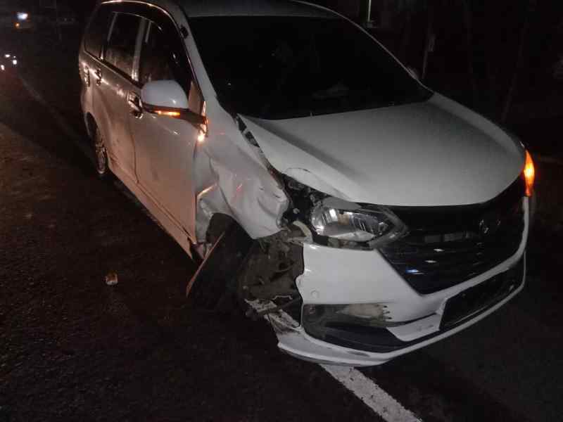 PENYOK : Mobil yang terlibat kecelakaan di Jalan Denpasar - Gilimanuk Desa Tukadaya, Melaya.(foto :polsek melaya)