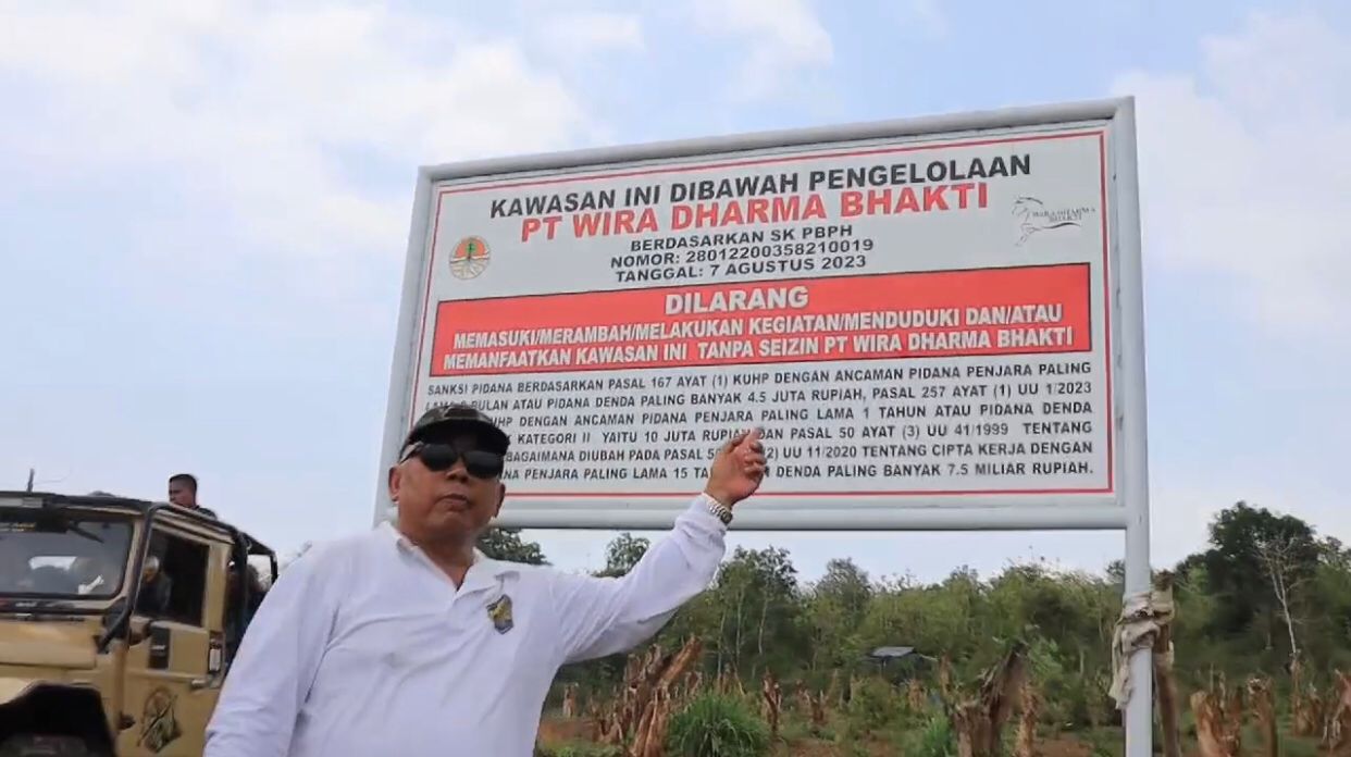 Bupati Jembrana I Nengah Tamba saat meninjau lokasi pembangunan pacuan kuda di wilayah Kecamatan Melaya.