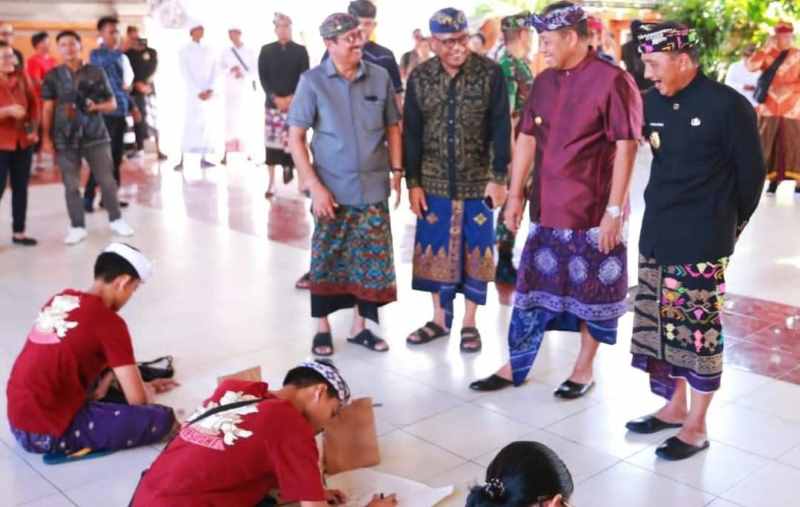 PELESTARIAN LEWAT GELARAN LOMBA : Lomba Melukis Wayang Kamasan serangkaian Hari Puputan Klungkung ke-116, di Puri Agung Klungkung, Minggu (28/4/2024). (Foto: Humas Pemkab Klungkung)