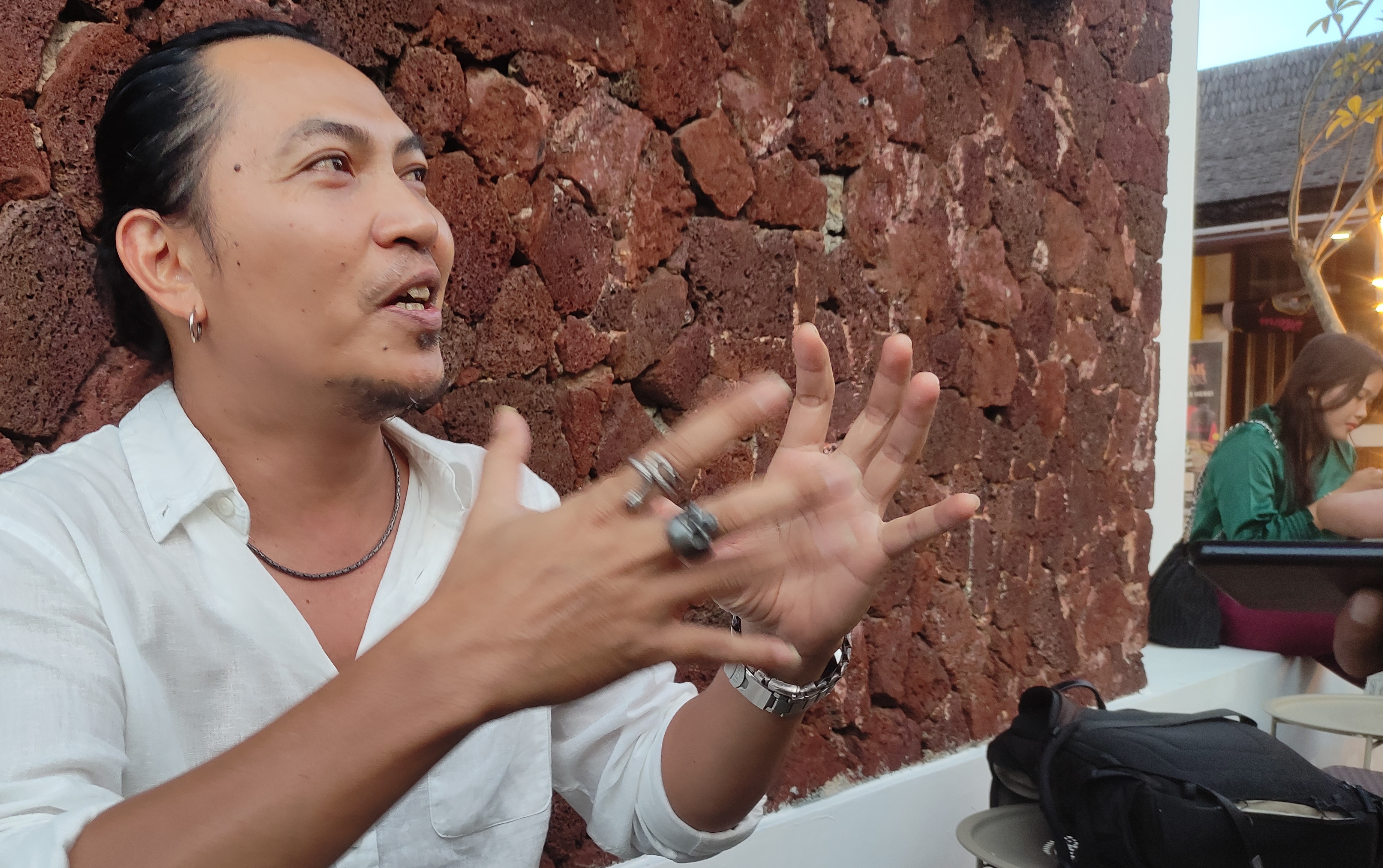 SAMPAIKAN OTOKRITIK  : Robi Navicula  di acara yang digelar di Rumah Tanjung Bungkak, Denpasar. (marsellus pampur)