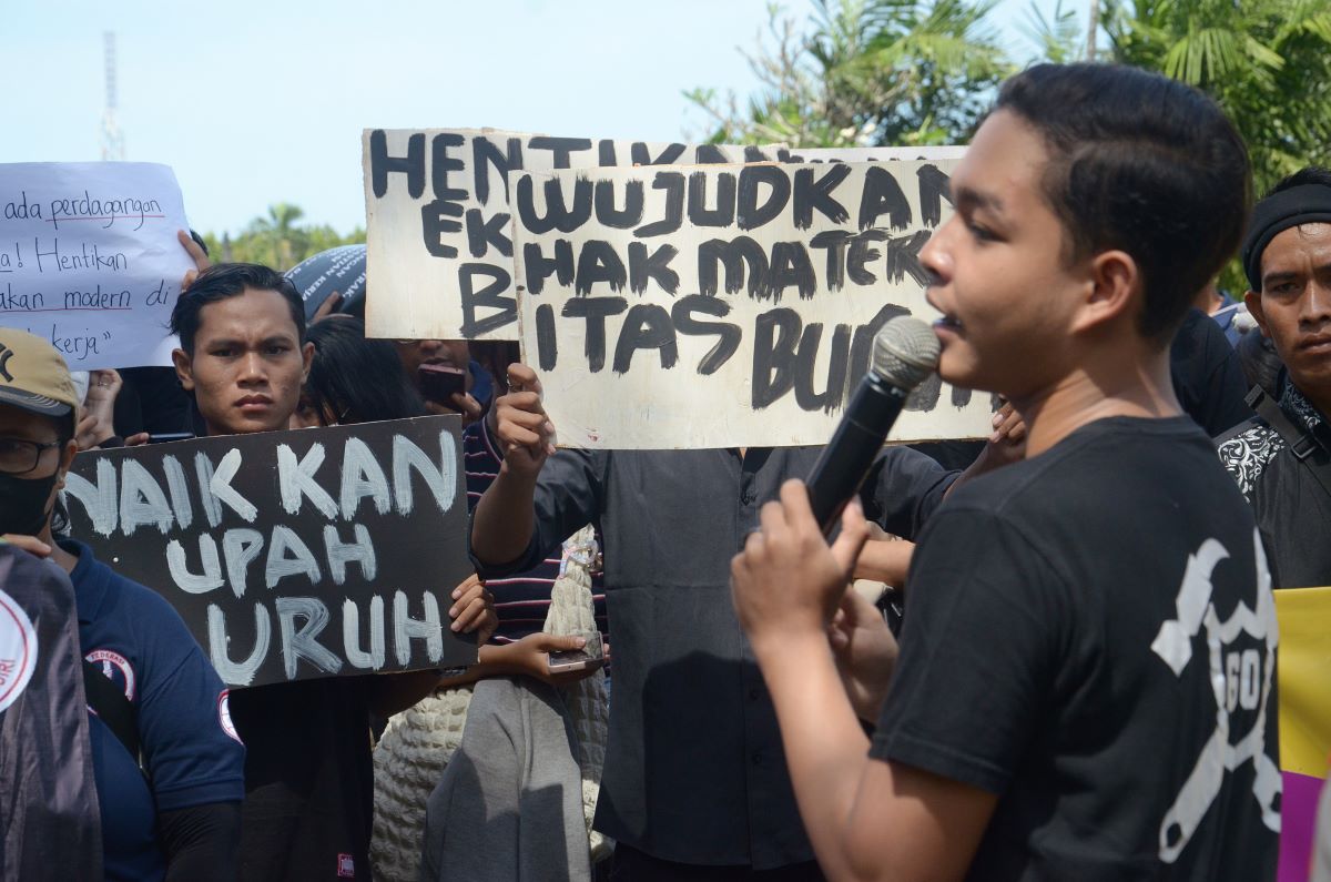 MAY DAY: Ratusan buruh turun ke jalan menggelar aksi depan kantor Gubernur Bali menuntut kenaikan upah.
