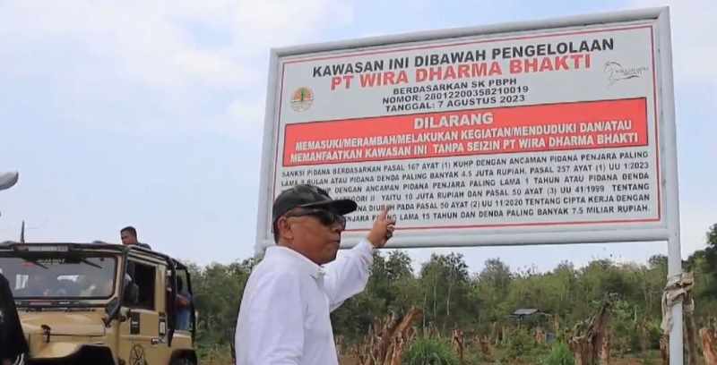 CEK LOKASI  : Bupati Jembrana I Nengah Tamba saat meninjau lokasi pembangunan arena pacuan kuda di wilayah Kecamatan Melaya.(humas jembrana)