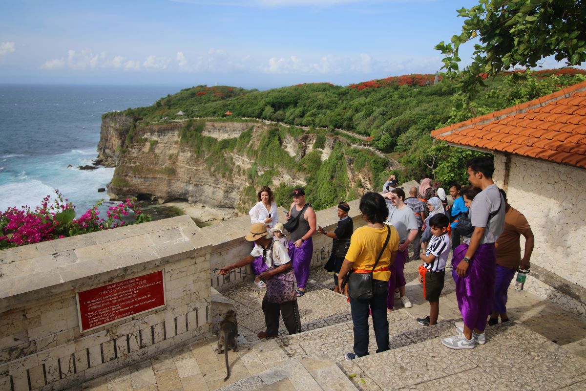 SOLUSI SAMPAH: Sejumlah wisatawan asing di objek wisata memikat Uluwatu Jimbaran