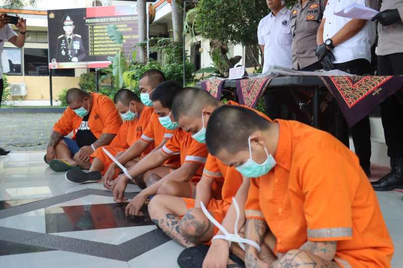 KOMPLOTAN JARINGAN PENGEDAR :Para pelaku narkoba, antara lain : Yogi, Tias, Nova, Roy, Afif,  dan Mangku diringkus Polres Tabanan. (juliadi/radar bali)