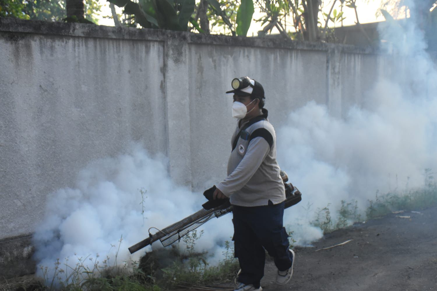 KASUS MELONJAK: Petugas kian gencar melakukan fogging lingkungan pemukiman penduduk menyusul meningkatnya kasus DBD di Kota Denpasar.
