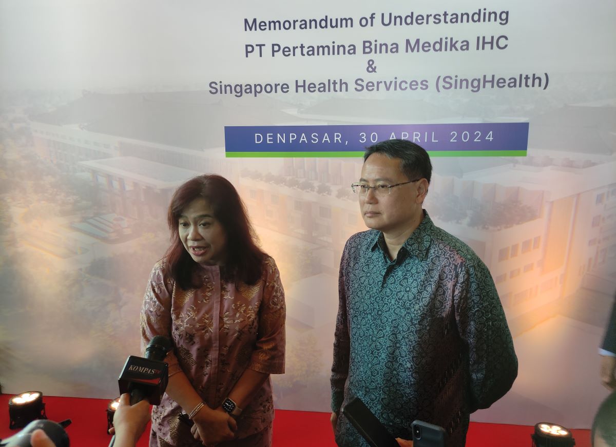 KELAS DUNIA: Direktur Utama IHC drg. Mira Dyah Wahyuni bersama Group CEO SingHealth, Profesor Ng Wai Hoe