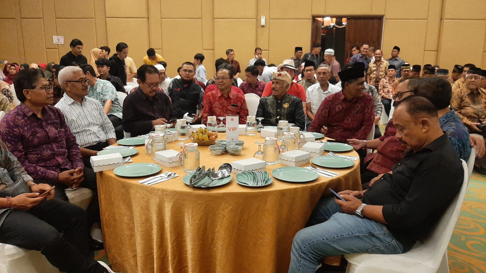 Ketua DPD PDI Perjuangan Bali Dr. Wayan Koster dalam Halal bi Halal bersama umat beragama yang dihelat Bali Open Mind Institute di hotel Harris Pop Cokroaminoto Denpasar, Selasa malam 30 April 2024.