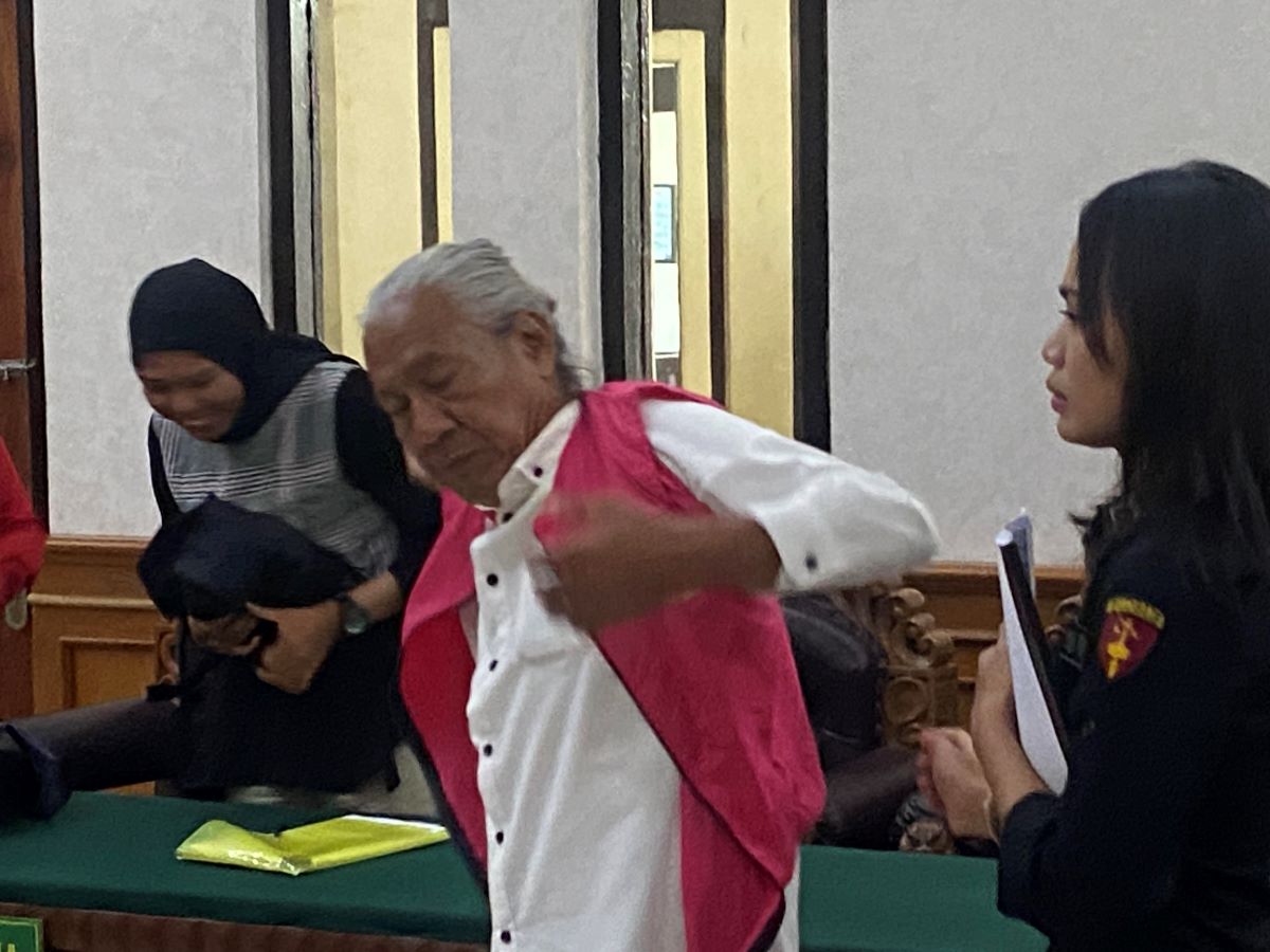 MANIPULASI DATA: Mantan Ketua LPD Tamblang yakni Ir. I Ketut Rencana, saat menjalani sidang perdana di pengadilan tipikor Denpasar, 30 April 2024.