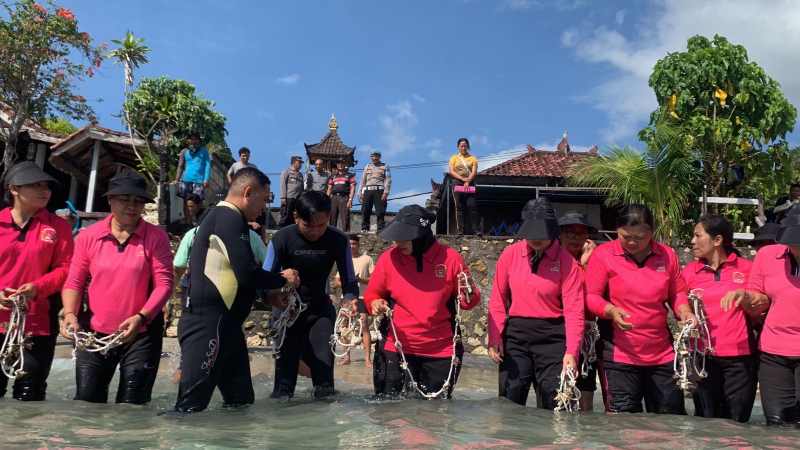 PEDULI LINGKUNGAN : Aksi sosial tanam terumbo karang dilakukan Bhayangkari Polres Klungkung. (Foto: Humas Polres Klungkung)