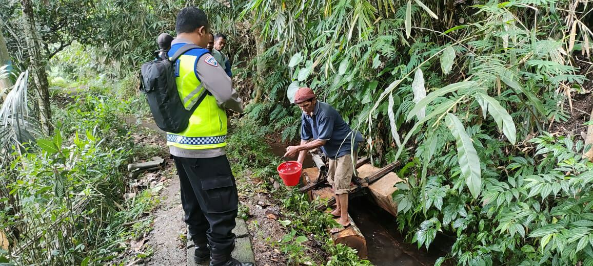 OLAH TKP: Polisi ketika melakukan olah TKP di lokasi kecelakaan. Korban Sumiada diketahui tertimpa kendaraan beserta angkutan balok kayu yang dibawanya.