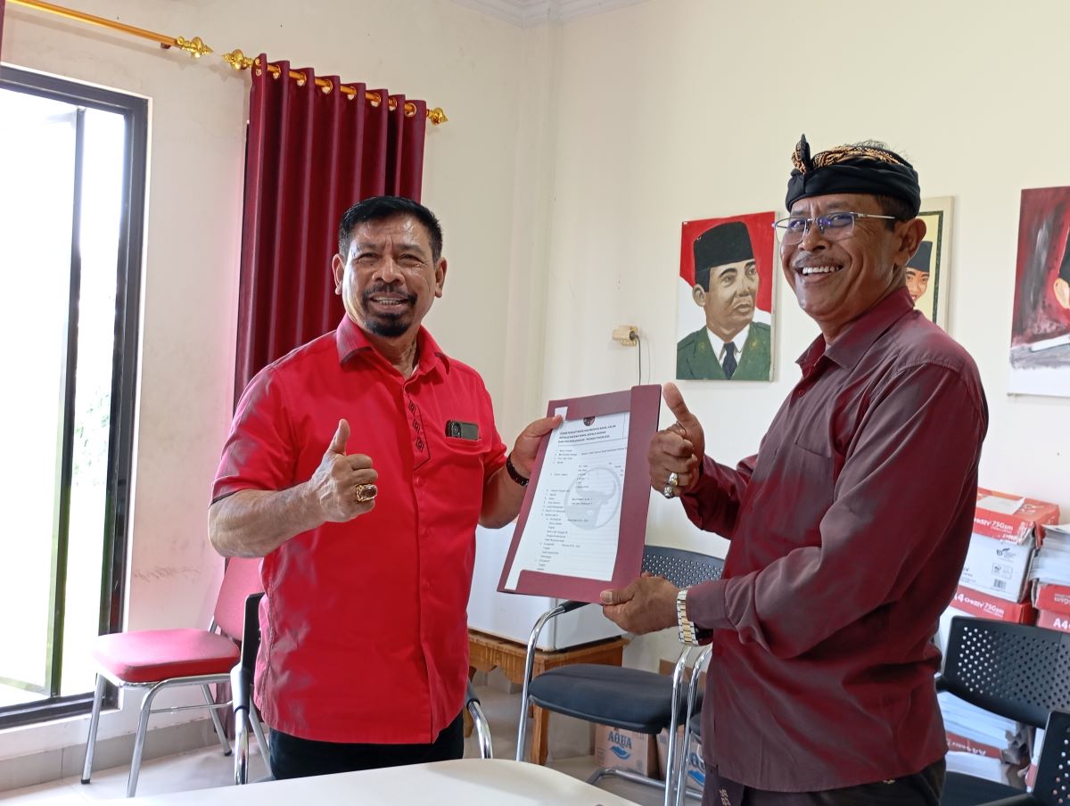 SIAP TARUNG: Mantan Kepala BKD Provinsi Bali I Ketut Rochineng ambil formulir calon kepala daerah di DPC PDI Perjuangan Buleleng (2//5/2024).