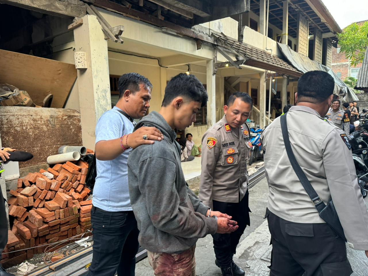 SADIS: Pelaku pembunuhan PSK Michat Amrin AL Rasyid Pane, 21 saat olah TKP di kos-kosan kawasan Kuta Badung.