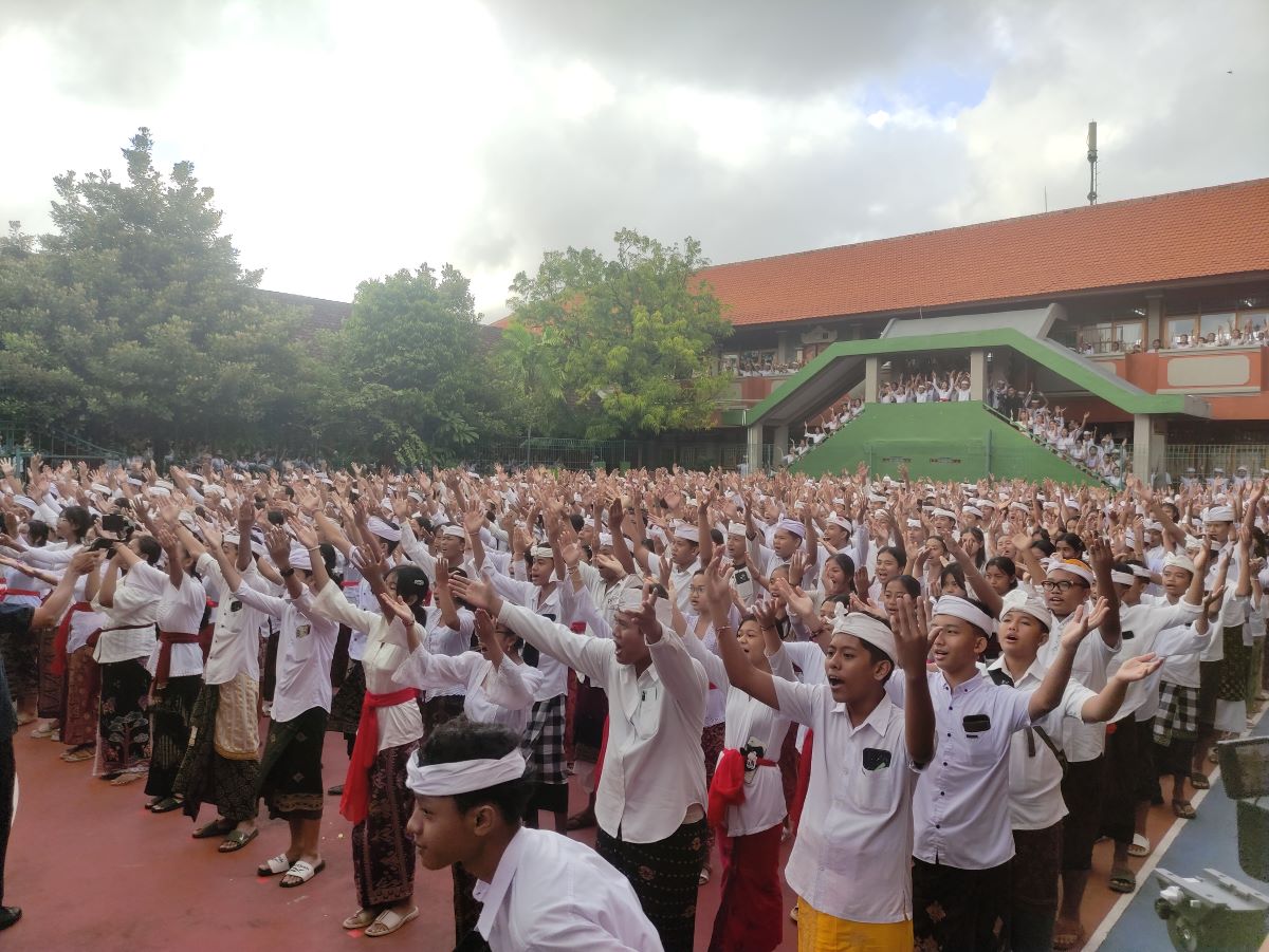 Pencatatan rekor MURI oleh ribuan siswa/pelajar di halaman Bank Indonesia Provinsi Bali, Kamis 2 Mei 2024