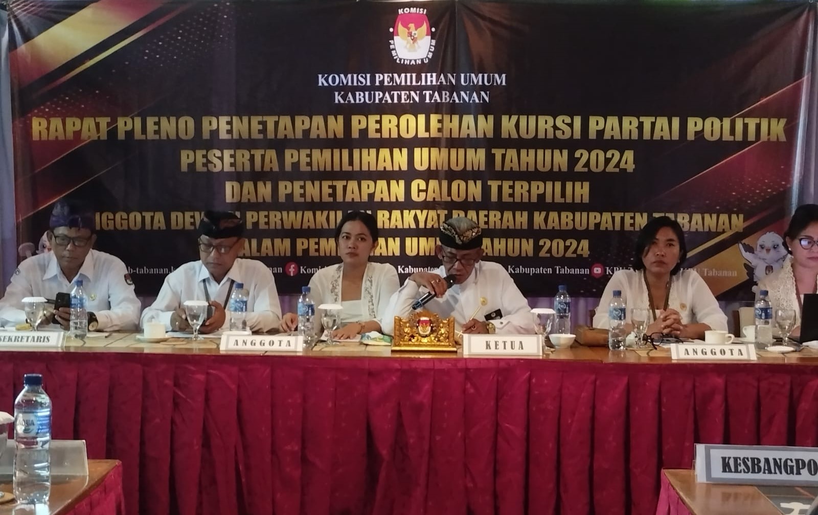 Suasana rapat pleno penetapan calon anggota dewan terpilih oleh KPU Kabupaten Tabanan Kamis 2 Mei 2024