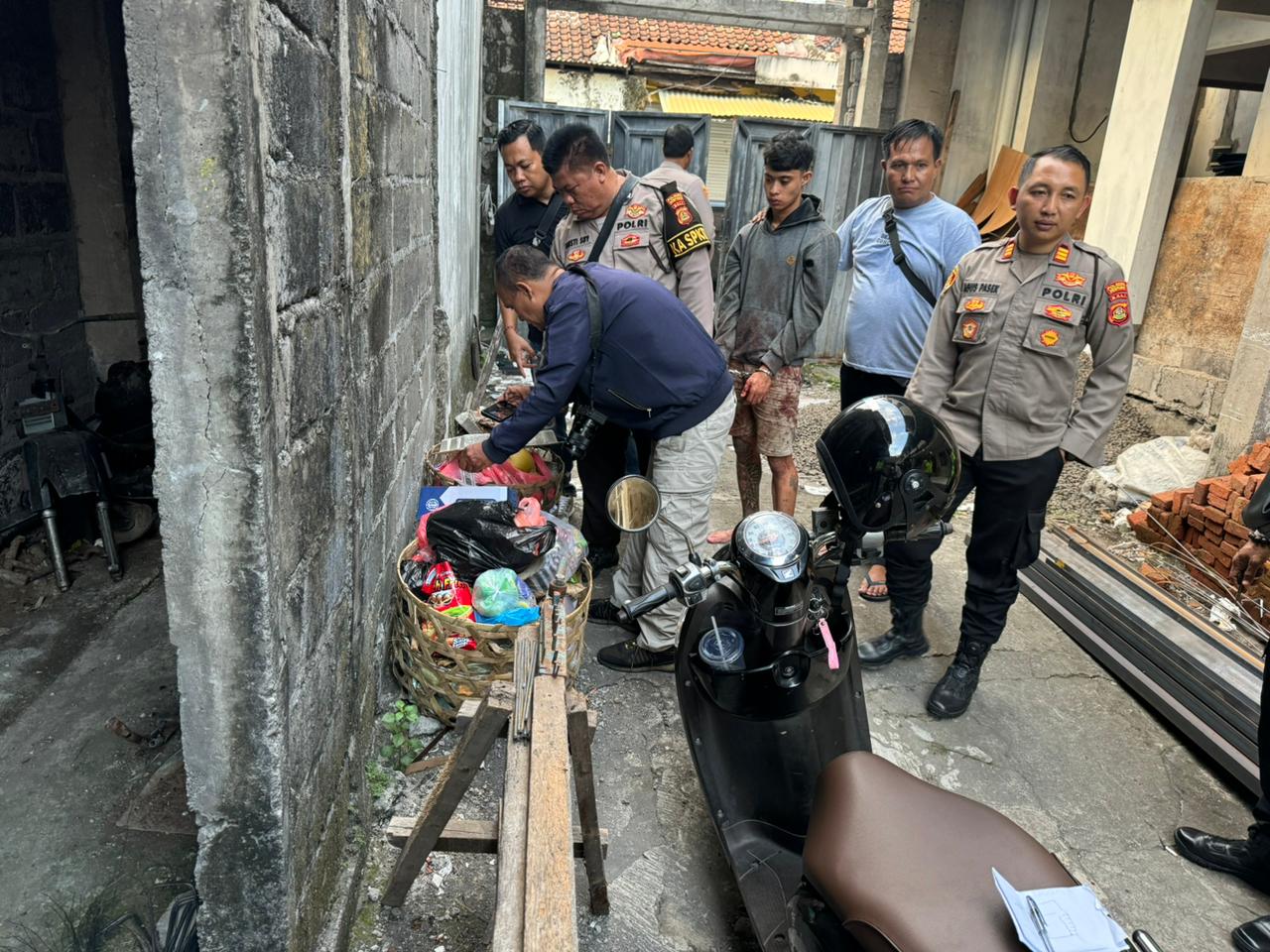 OLAH TKP: Bercak darah di kosan Kos-kosan, Jalan Bhineka Jati Jaya IX, No.15 Kuta badung, Jumat (3/5/2024)