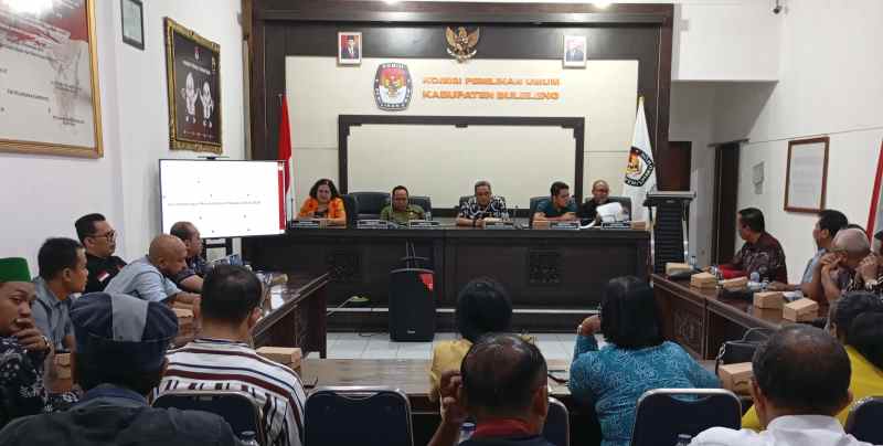 JANJI BERSIKAP ADIL: Sosialisasi calon perseorangan oleh KPUD Buleleng. Mereka pastikan akan bertindak adil baik ke bapaslon independen maupun parpol. (francelino junior/radar bali)
