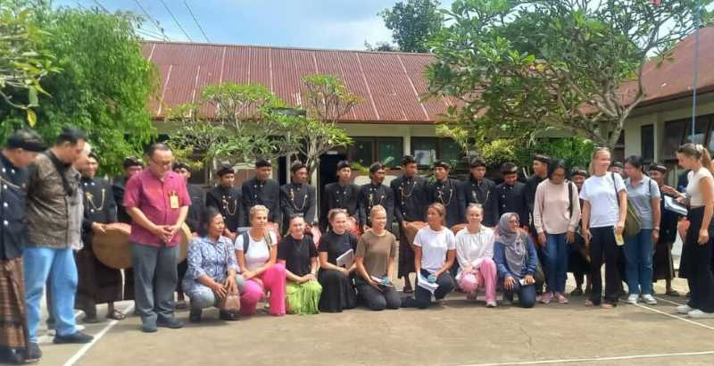PELAJARI KESENIAN BURDAH : Mahasiswi Norwegia belajar kesenian burdah Desa Pegayaman. Mereka merupakan mahasiswi program studi antropologi sosial.(francelino junior)