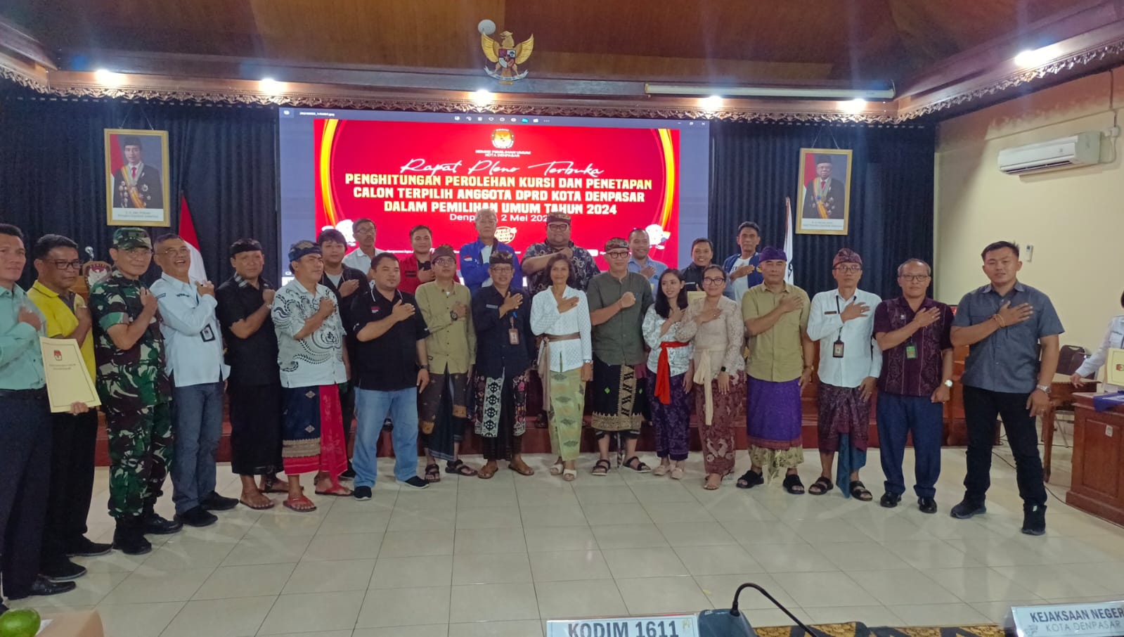 TUNGGU PELANTIKAN: Komisioner dan para pimpinan partpol foto bersama usai penetapan kursi DPRD Kota Denpasar (2/5/2024).