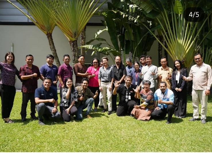 WORLD PRESS FREEDOM DAY: Foto bersama awak media lokal di Bali bersama Konsul Jenderal Australia di Bali, Jo Stevens (tengah) di Denpasar Jumat, 3 Mei 2024.