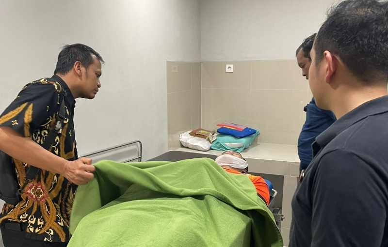 DIPERIKSA JENAZAHNYA : Korban I Putu Satria Ananta Rustika saat menjalani pemeriksaan medis. Taruna Sekolah Tinggi Ilmu Pelayaran (STIP) yang tewas usai dianiaya seniornya (3/5/2024).(Istimewa)