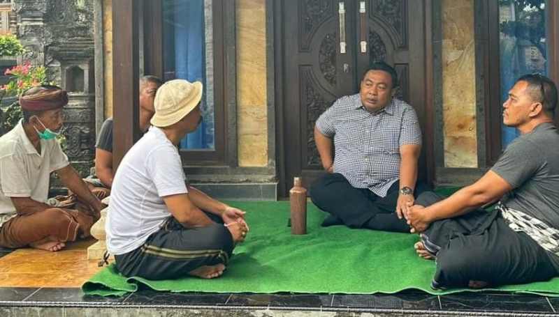 MINTA SERIUS PENANGANAN : Nyoman Parta (tengah) di rumah keluarga mendiang  Putu Satria Ananta Rustika.(Dewa Ayu Pitri Arisanti/Radar Bali)
