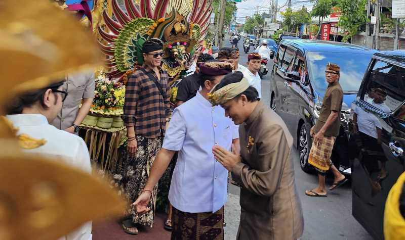AKHIRI MASA LAJANG : Rizky Febian akhiri masa lajang menikah dengan Ni Ketut Mahalini Ayu Raharja, di Tibubeneng, Kuta Utara, Badung. (foto:ni kadek novi febriani/radar bali)