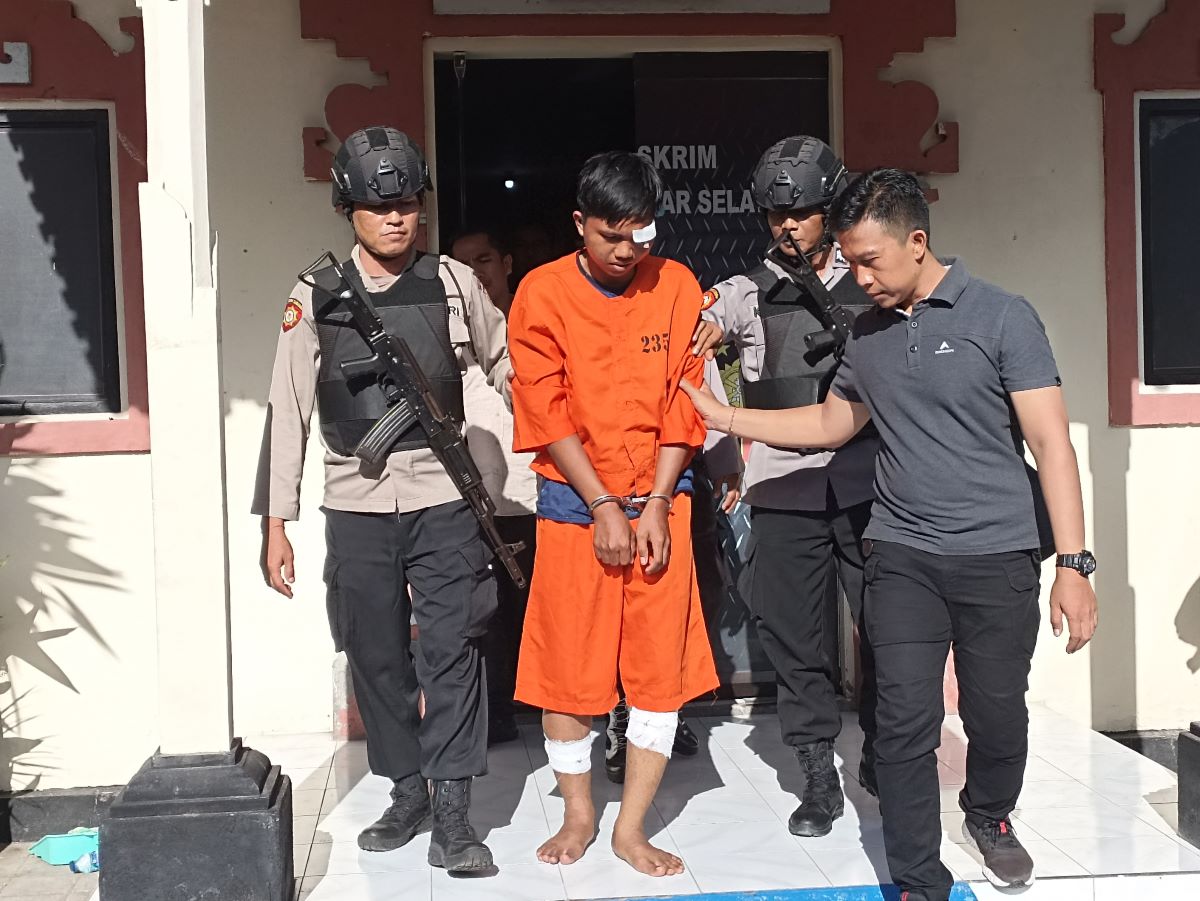 AKIBAT UANG: Pelaku pembunuhan PSK, Anjas Purnama, 24, kenakan pakaian tahanan Polsek Denpasar Selatan, Minggu (5/5/2024).