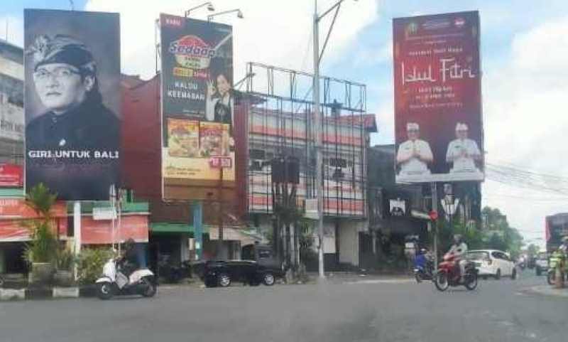 MENYEBAR DI MANA-MANA : Baliho Giri Prasta bermunculan di pinggir jalan raya Tabanan. Ini juga tempat lain di seantero Bali. (dok. Radar Bali)