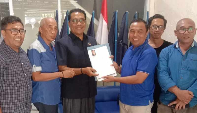 JALUR NASDEM : Dewa Nyoman Sukrawan (tiga dari kiri) menyerahkan formulir pendaftaran kepada Ketua DPD Nasdem Buleleng, Made Jayadi Asmara. (Nasdem Buleleng)
