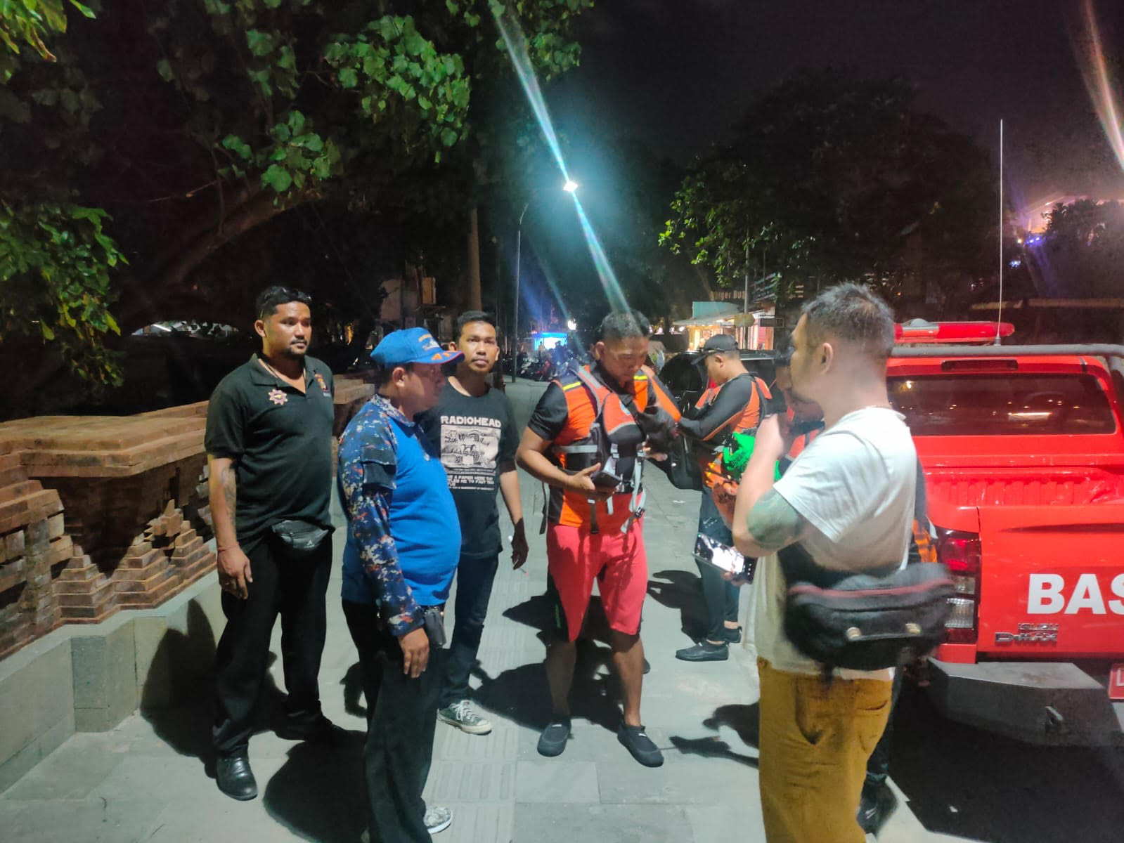GANAS: Tim dari Basarnas bersiap melakukan pencarian terhadap seorang pengunung pantai Legian asal Medan yang  hilang digulung ombalk.