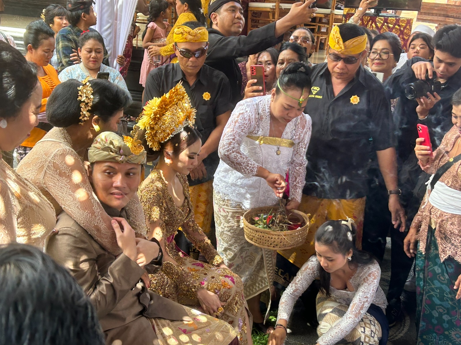 SEGERA AKAD NIKAH: Penyanyi Rizky Febian tampak menggendong ibundanya yang disebelahnya ada calon istrinya yang baru dipinang Mahalini saat proses mepamit di Tibubeneng Badung Bali (5/5/2024).