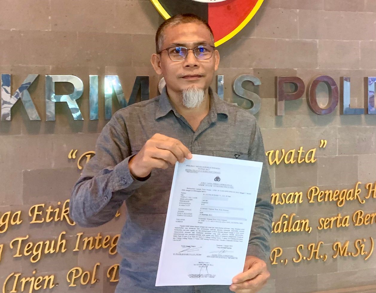 STATUS PENYIDIKAN: Zulfira Ramly, pelapor kasus ujaran kebencian AWK menunjukkan bukti laporan di Polda Bali beberapa waktu lalu.