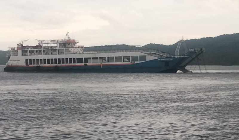 NAHAS DAN KANDAS : KMP Samudera Utama yang kandas di Perairan Pelabuhan Gilimanuk, Senin (6/5/2024). (foto : Wasatpel BPTD Gilimanuk)