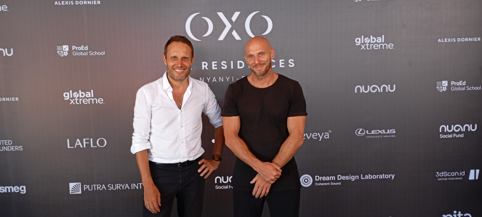 SIAP LAUNCHING: Founder dan CEO OXO Group Indonesia Johannes Weissenbaeck (kiri) dan desainer arsitektur Alexis Dornier di Ash Nuanu, Nyanyi, Tabanan (7/5/2024). (Rosihan Anwar/Radar Bali)