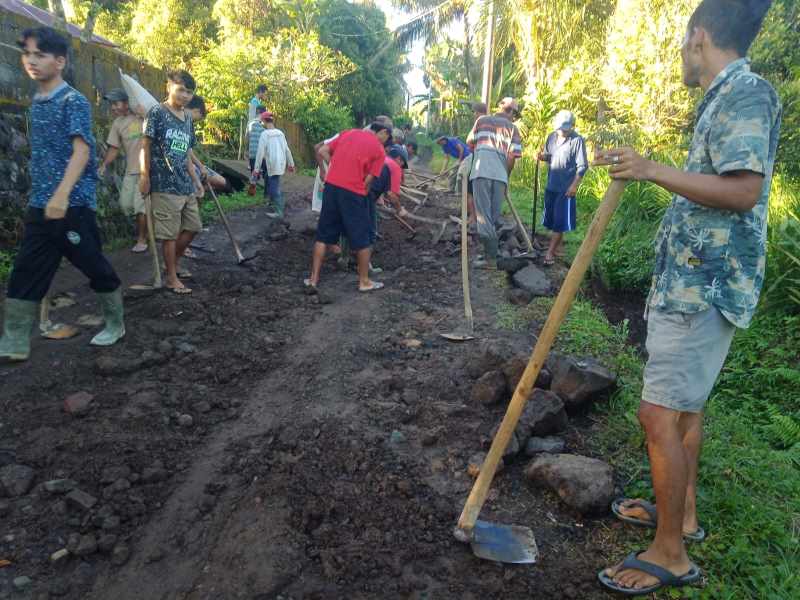 BIKIN WARGA KESAL : Upaya kerja bakti swadaya warga Banjar Dinas Batudinding jalan penghubung Desa Pegmemperbaiki adungan dan Desa Pegayaman yang rusak berat. (Istimewa)